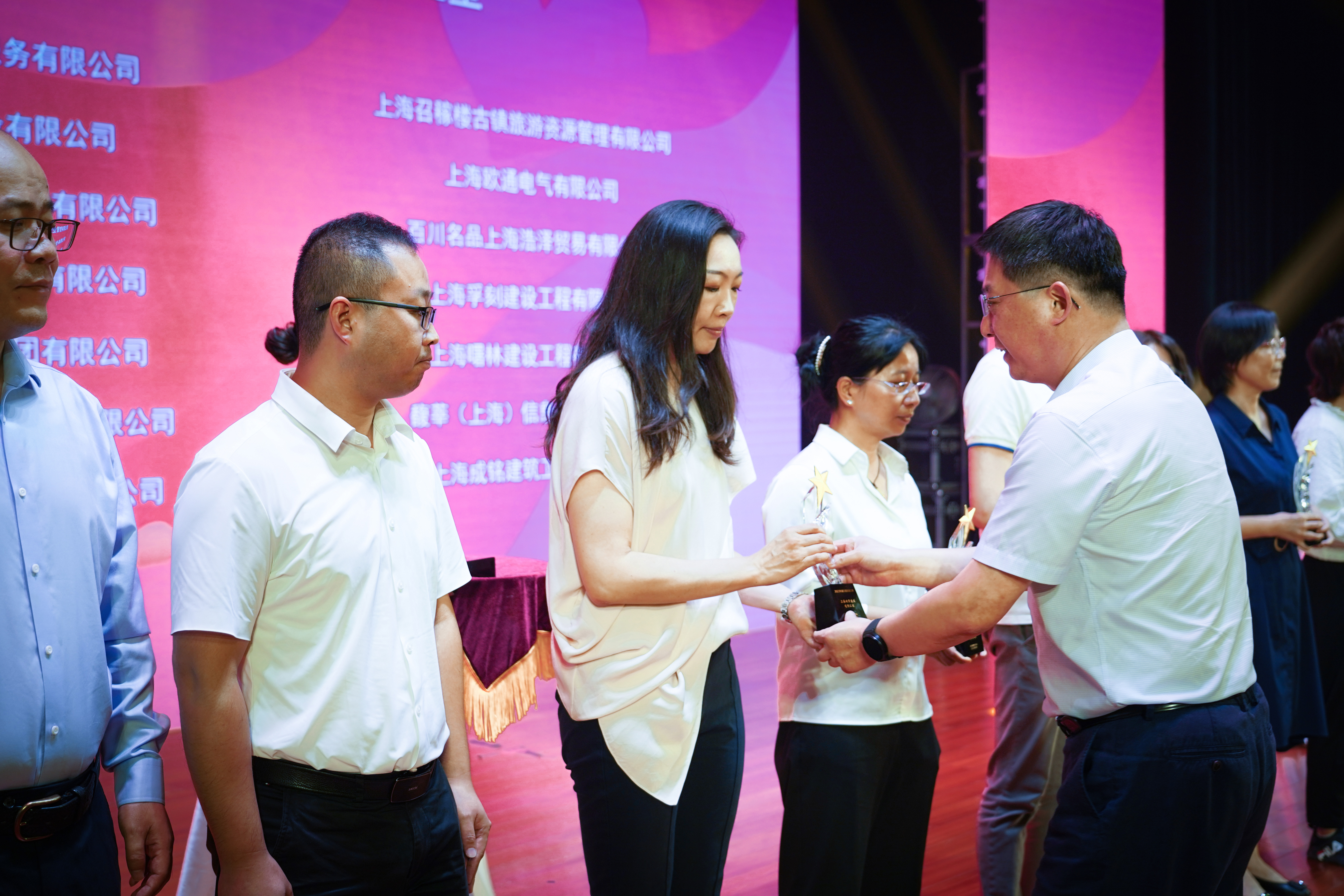 守护夕阳，为爱而行——esball再次获得“浦江镇慈善之星”荣誉称号(图2)